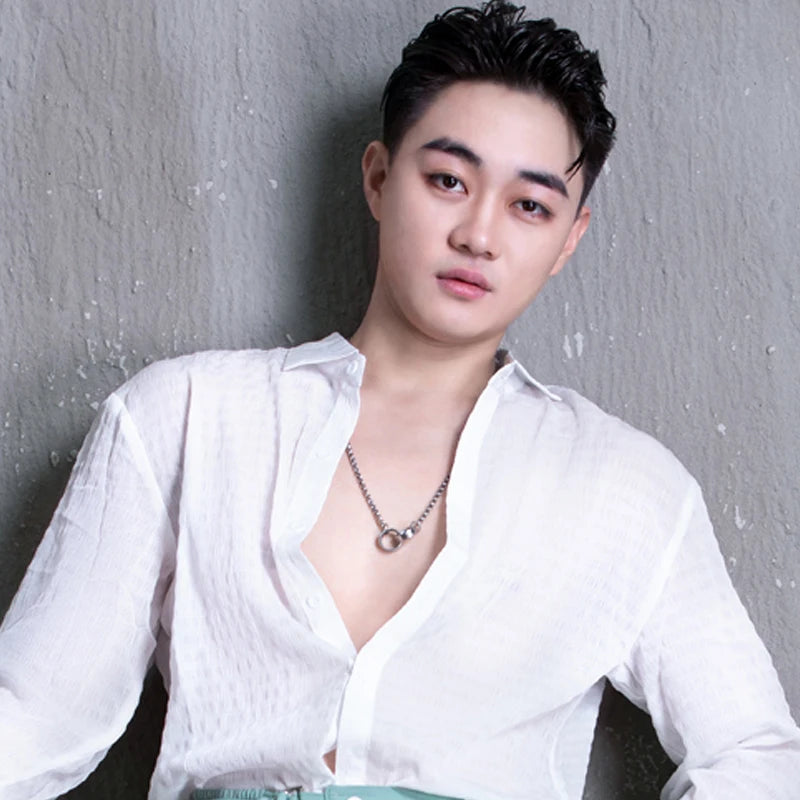 Men's White Linen Short-Sleeve Shirt with Silver Chain and Blue Pleated Trousers